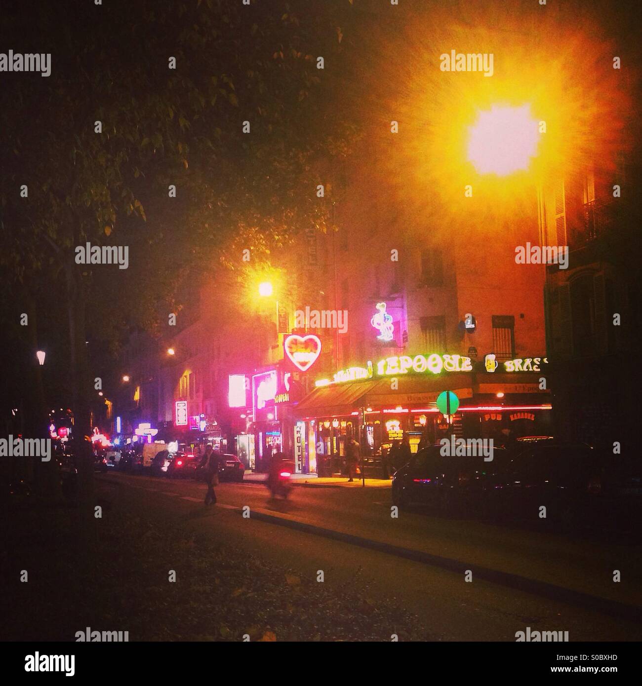 Streifen in Paris mit Neonröhren Stockfoto