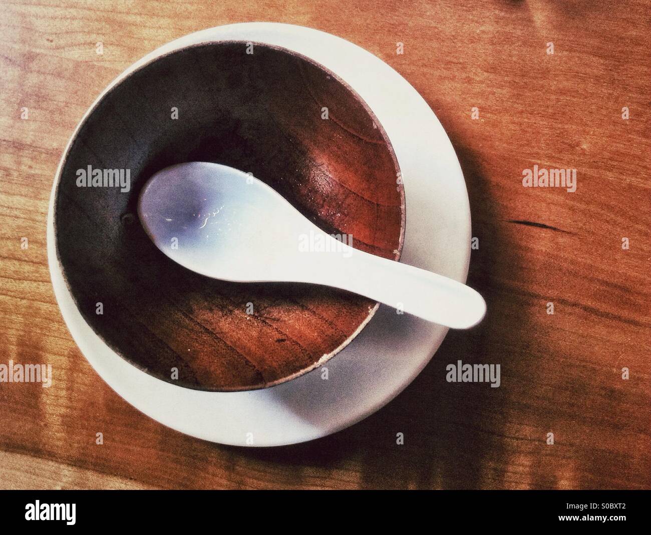 Leere Miso Holzschale mit Löffel auf Holztisch - Smartphone-aufgenommenes Stockfoto