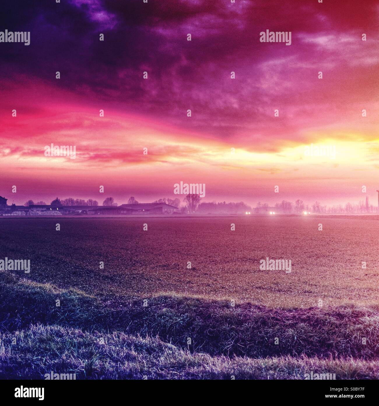 Sonnenuntergang auf dem Land Stockfoto