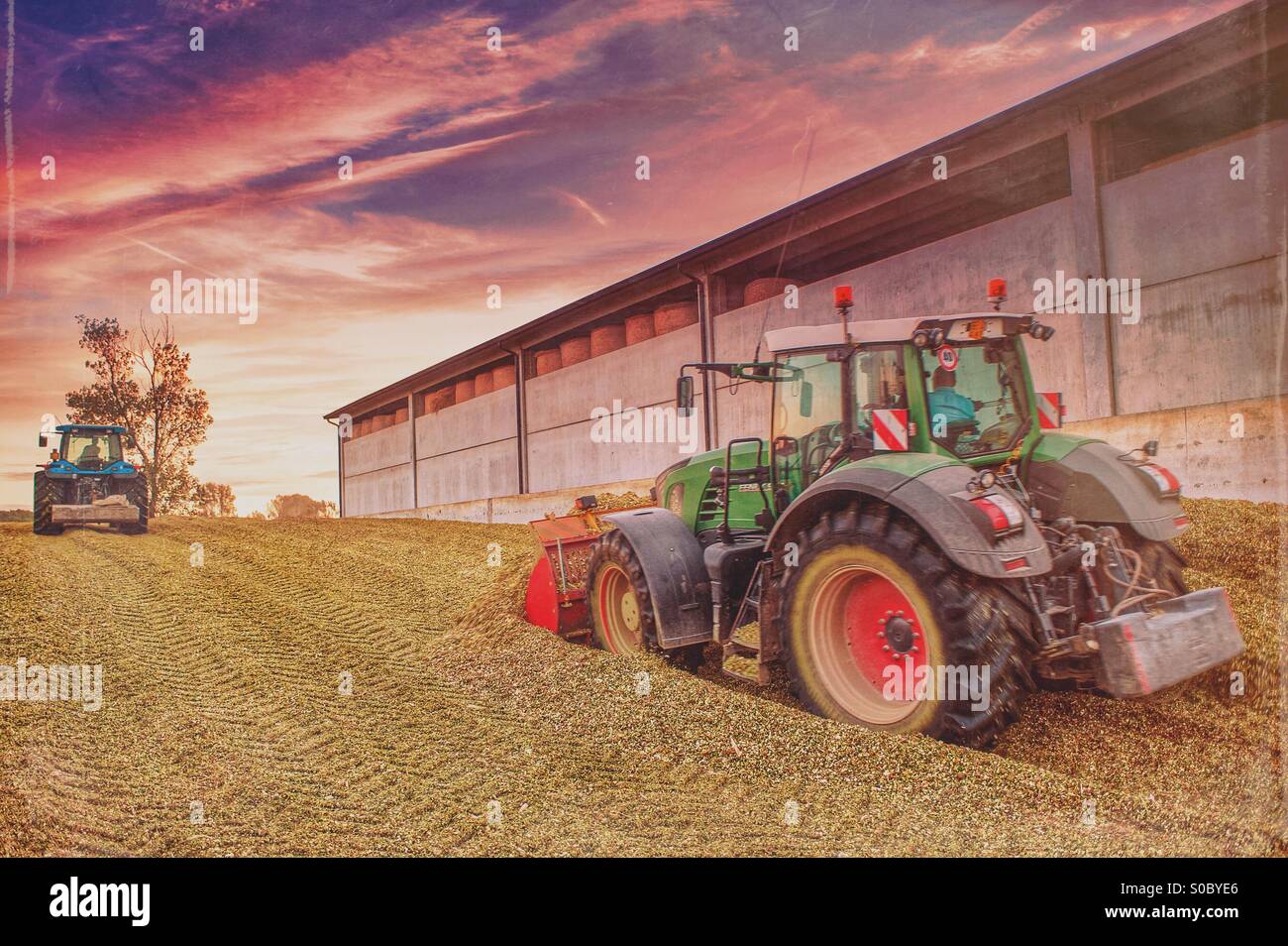 Traktoren bei der Arbeit in der farm - Smartphone-aufgenommenes Stockfoto