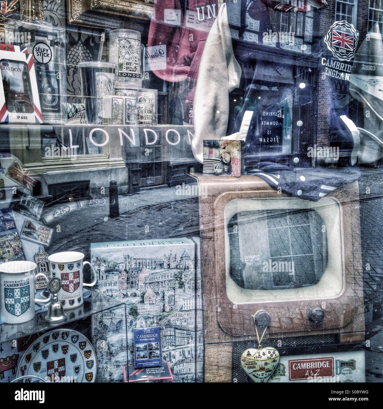 Das Fenster eines Touristen-Shops in Cambridge Abholung Reflexionen von Trinity St eine Doppelbelichtung Effekt. - Smartphone-aufgenommenes Stockfoto