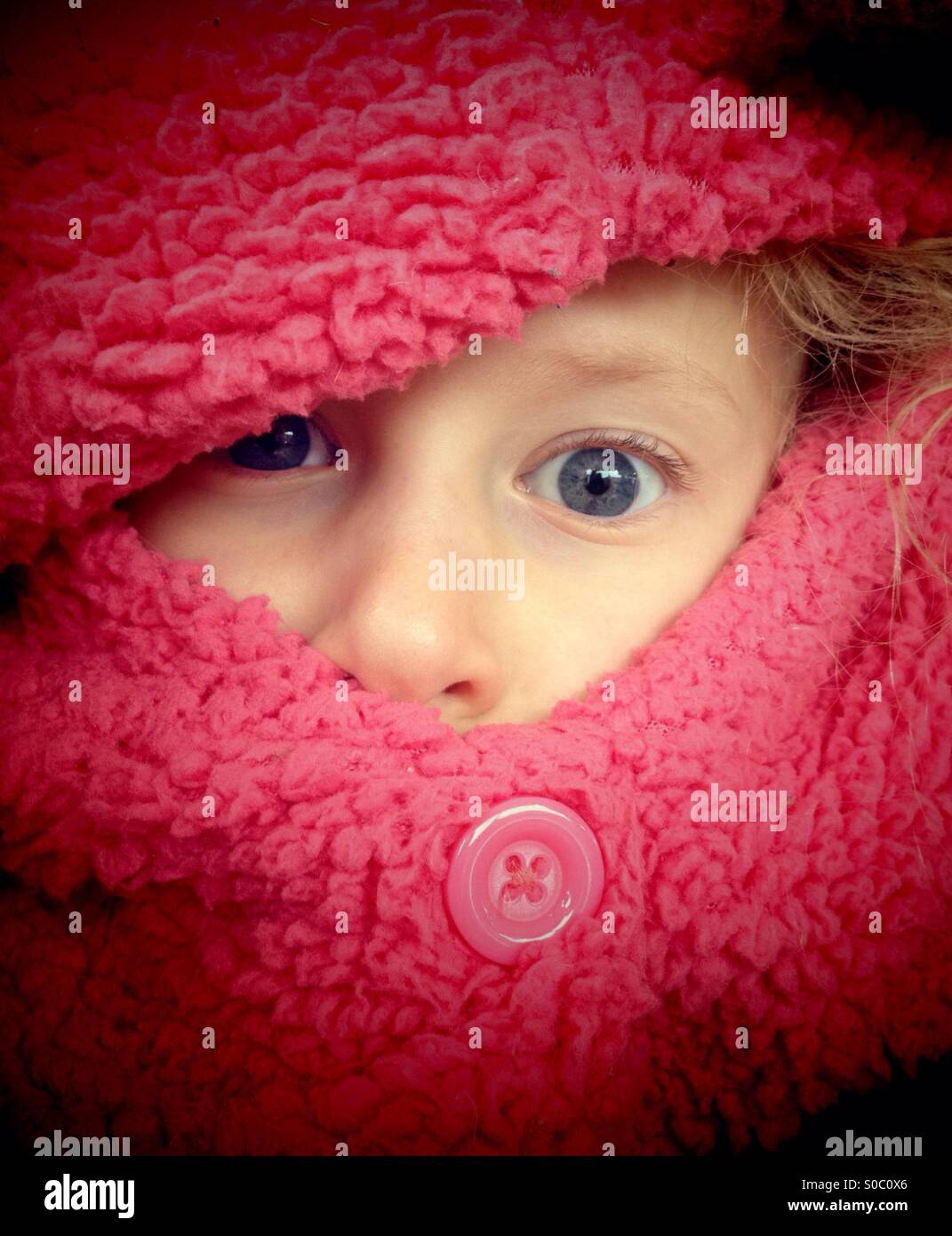 Junge Mädchen tragen pelzigen rosa Sturmhaube Art Haube Stockfotografie -  Alamy