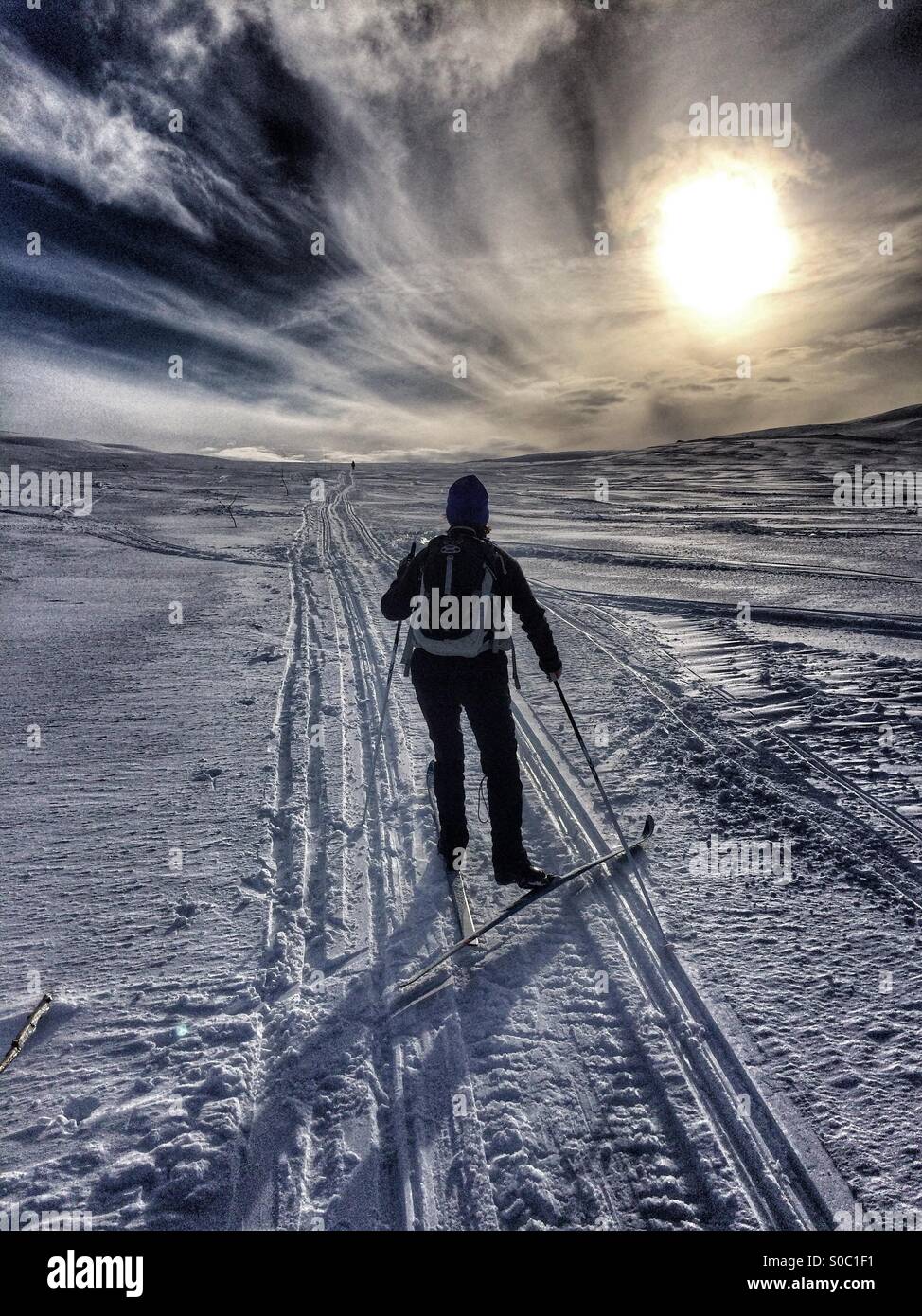 Nordische Skifahrer, die Jagd nach der Sonne. Stockfoto