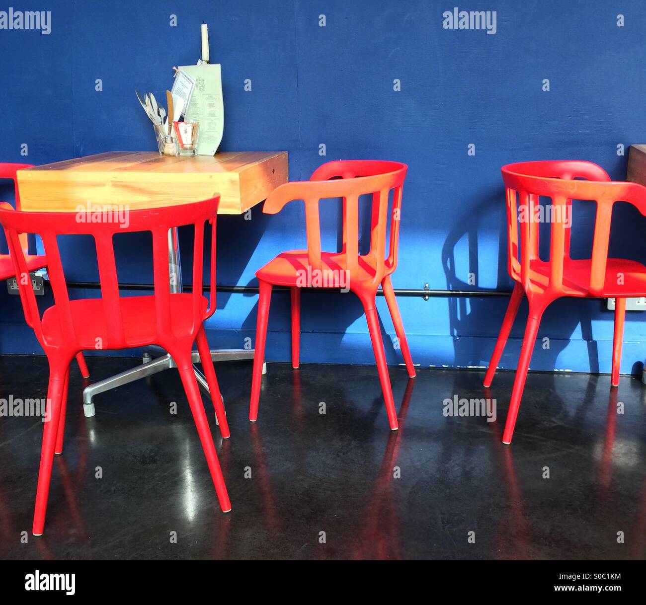 Cafe mit roten Stühlen Stockfoto