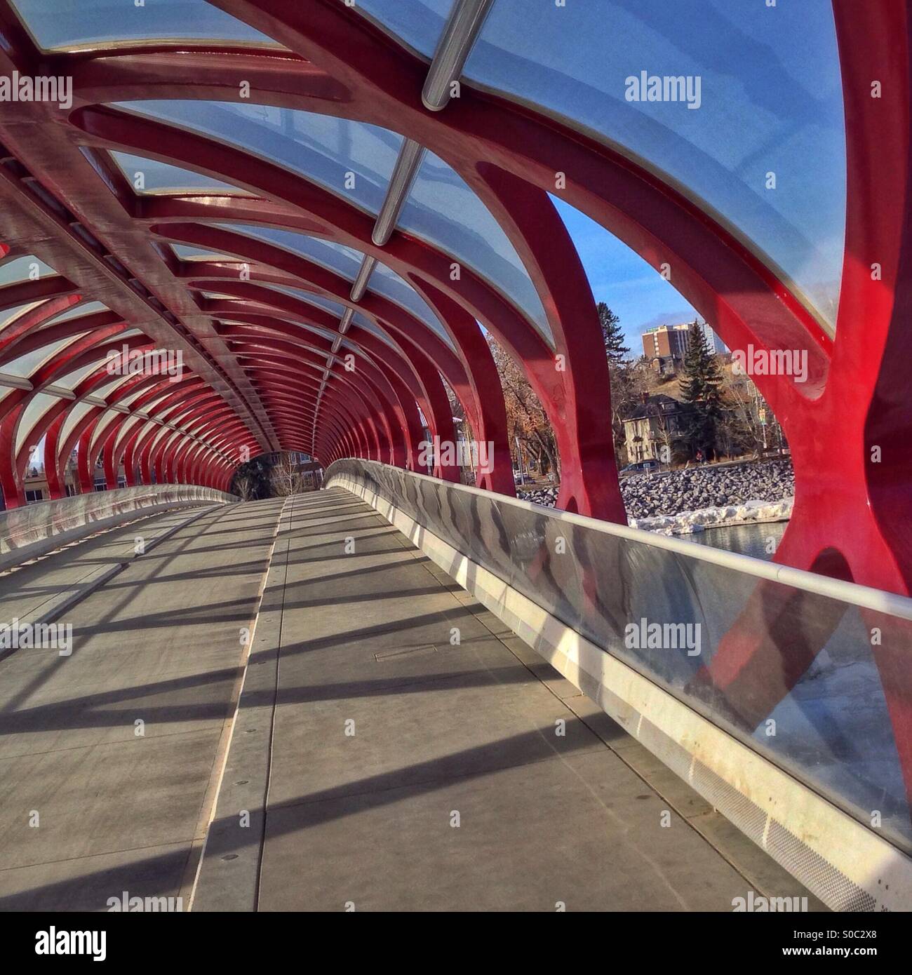 Der Calgary Friedensbrücke, gegenüber vom Stadtzentrum entfernt, mit Schatten-Muster. Stockfoto