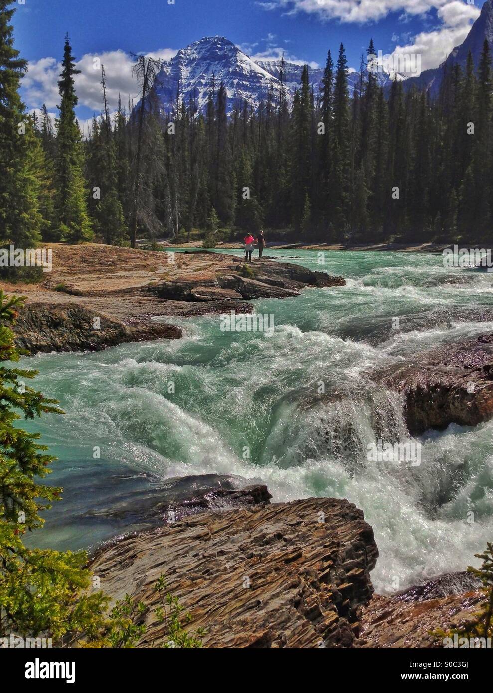 Ein paar, die Natur genießen, an der Naturbrücke im Yoho-Nationalpark, BC, Kanada. - Smartphone-aufgenommenes Stockfoto
