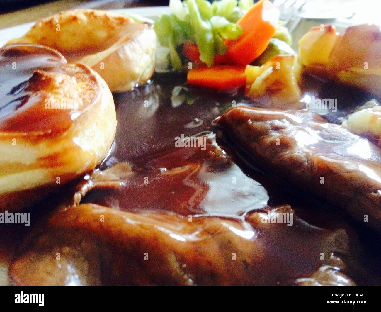 Roastbeef und Yorkshire pudding - Smartphone-aufgenommenes Stockfoto