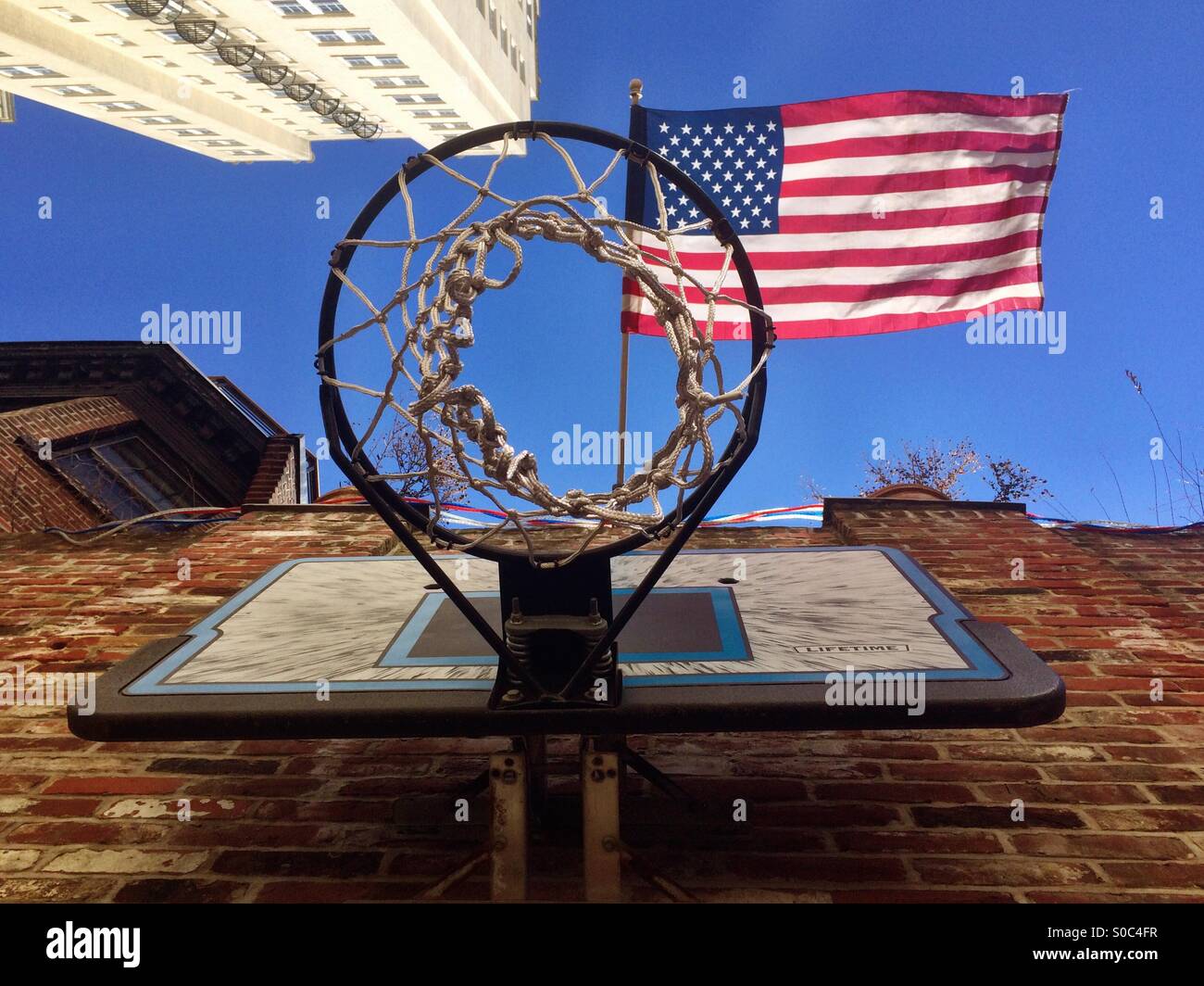Basketballkorb und amerikanische Flagge. Philadelphia Stockfoto