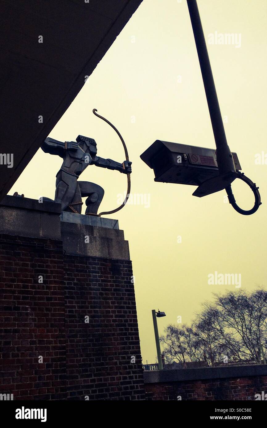Archer Statue East Finchley unterirdischen vs. CCTV-Kamera. Stockfoto