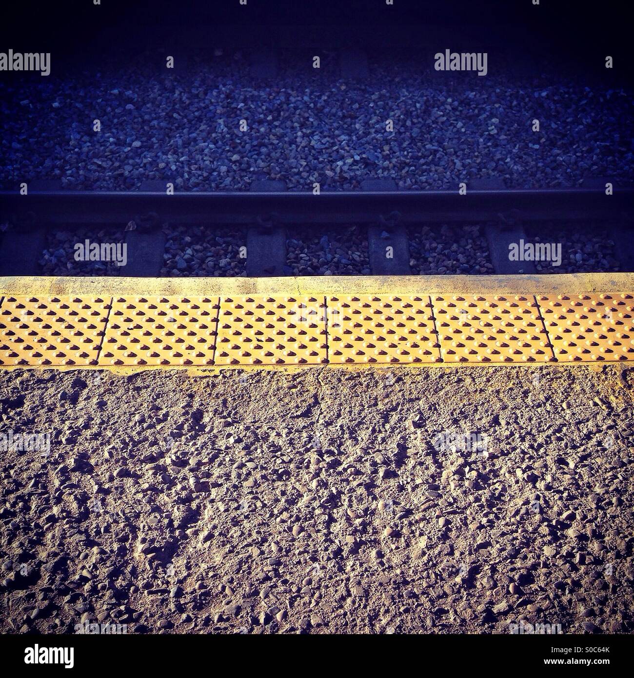 Auf der Plattform, warten auf einen Zug, in Calgary, Alberta, Kanada. Stockfoto