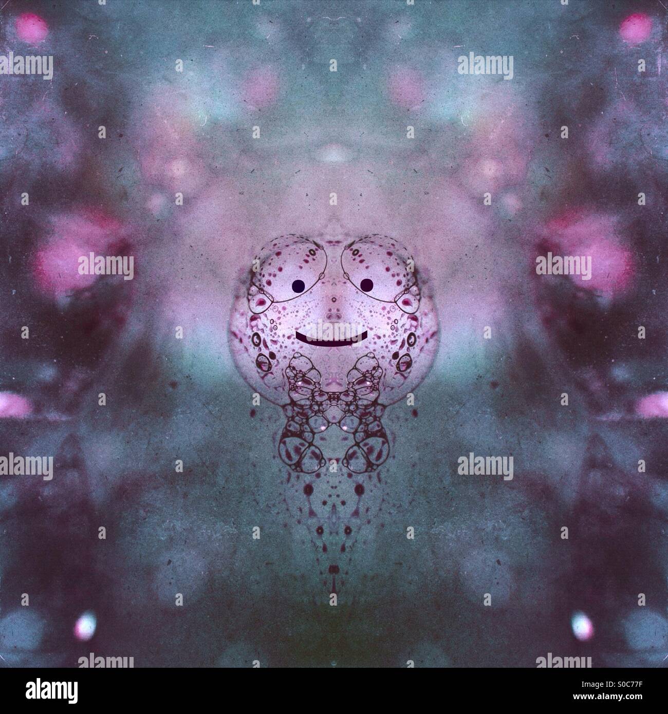 Symmetrisches Bild Blasen mit einem Smiley-Gesicht, eine Art Comicfigur zu machen Stockfoto