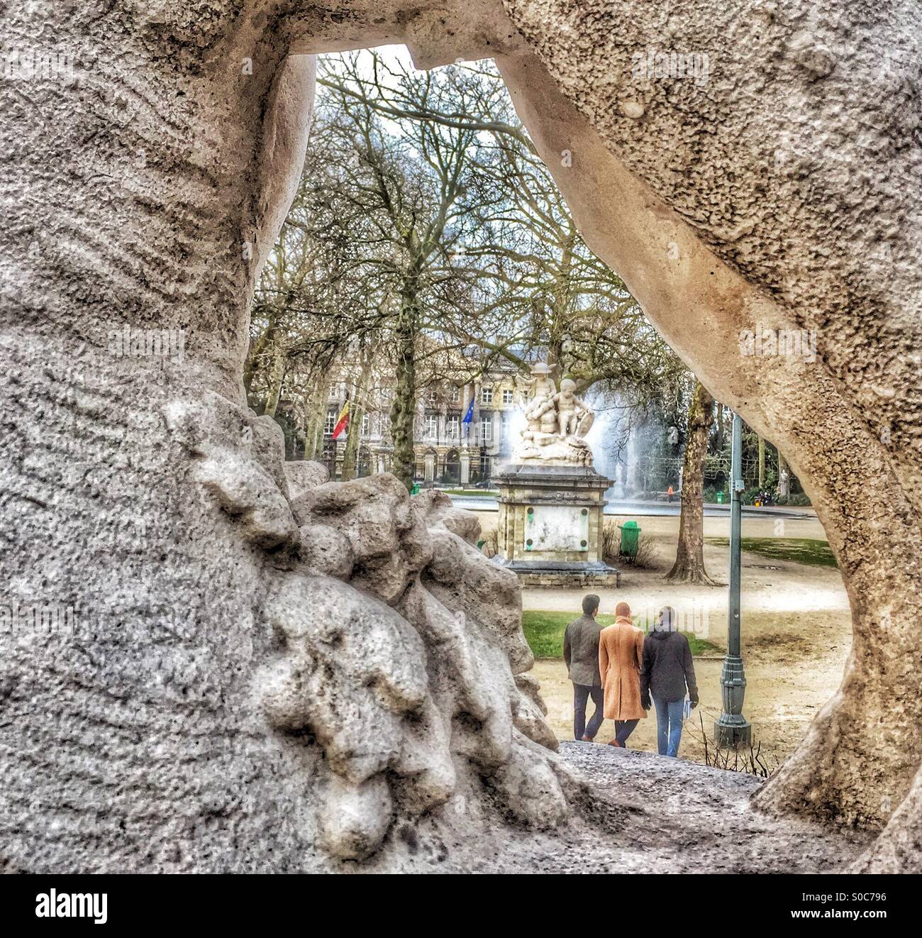 3 Männer zu Fuß durch einen Park in Brüssel Stockfoto