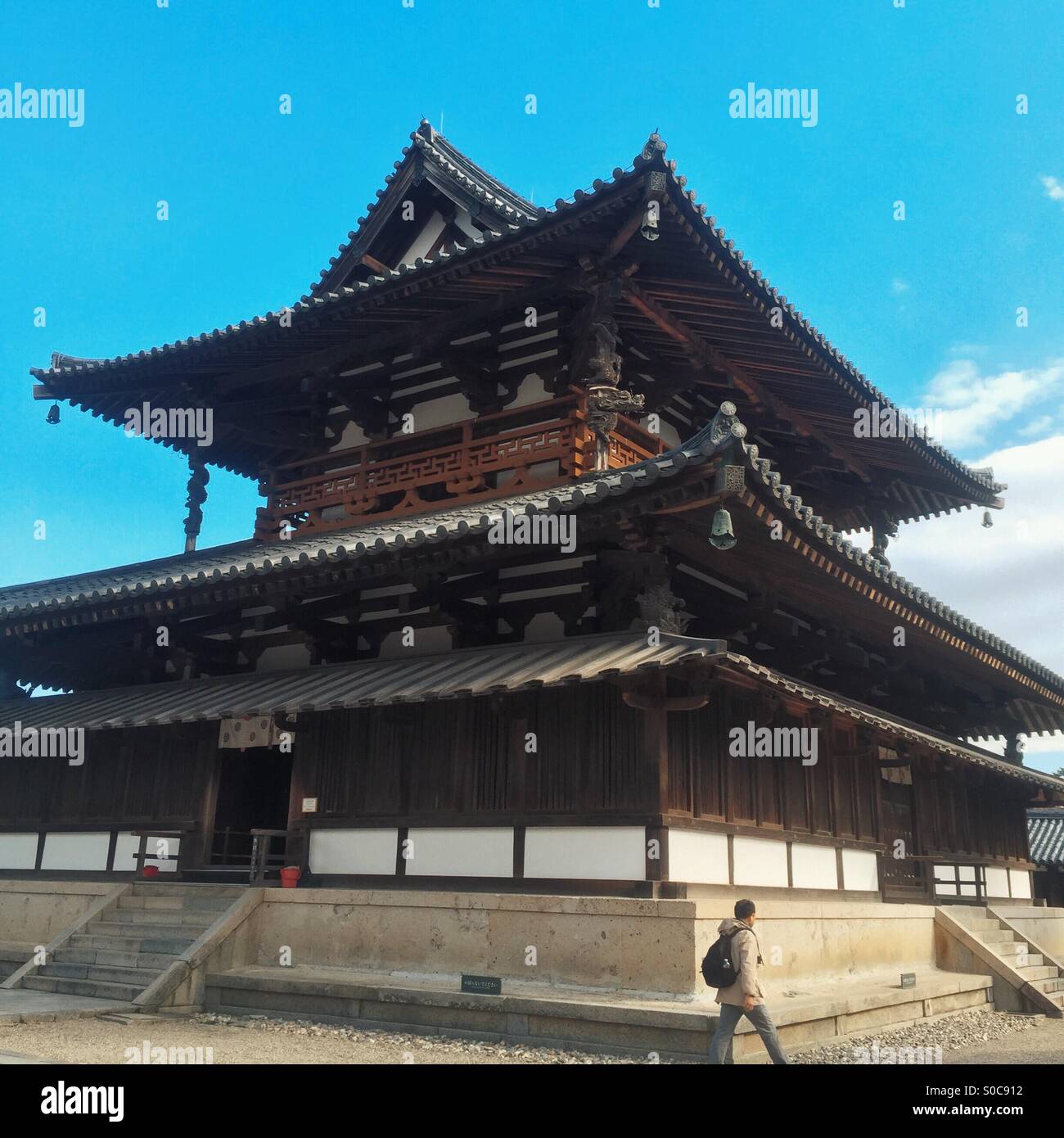 Kondo oder goldenen Pavillon am Horyu-Ji, ein buddhistischer Tempel in Ikaruga, Präfektur Nara, Japan gegründet. Zweistöckig mit einem doppelten Dach auf der ersten Etage. Eines der ältesten Holzgebäude der Welt. Stockfoto