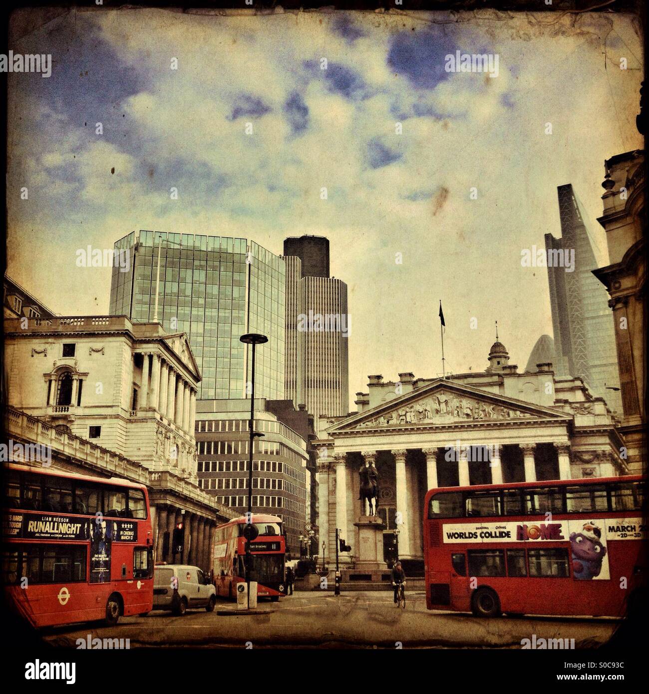 Bank of England und Royal Exchange Gebäude in London mit Menschen und roten Busse vorbei Stockfoto