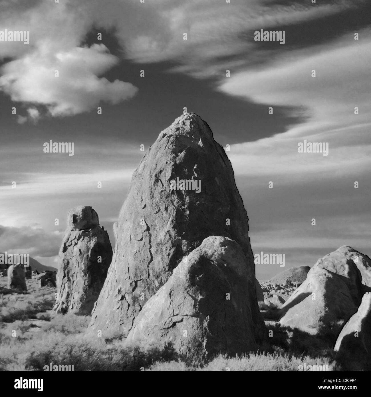 Granitsäulen und jazzigen Wolken, Alabama Hills, Sierra Nevada, Kalifornien, schwarz und weiß Stockfoto