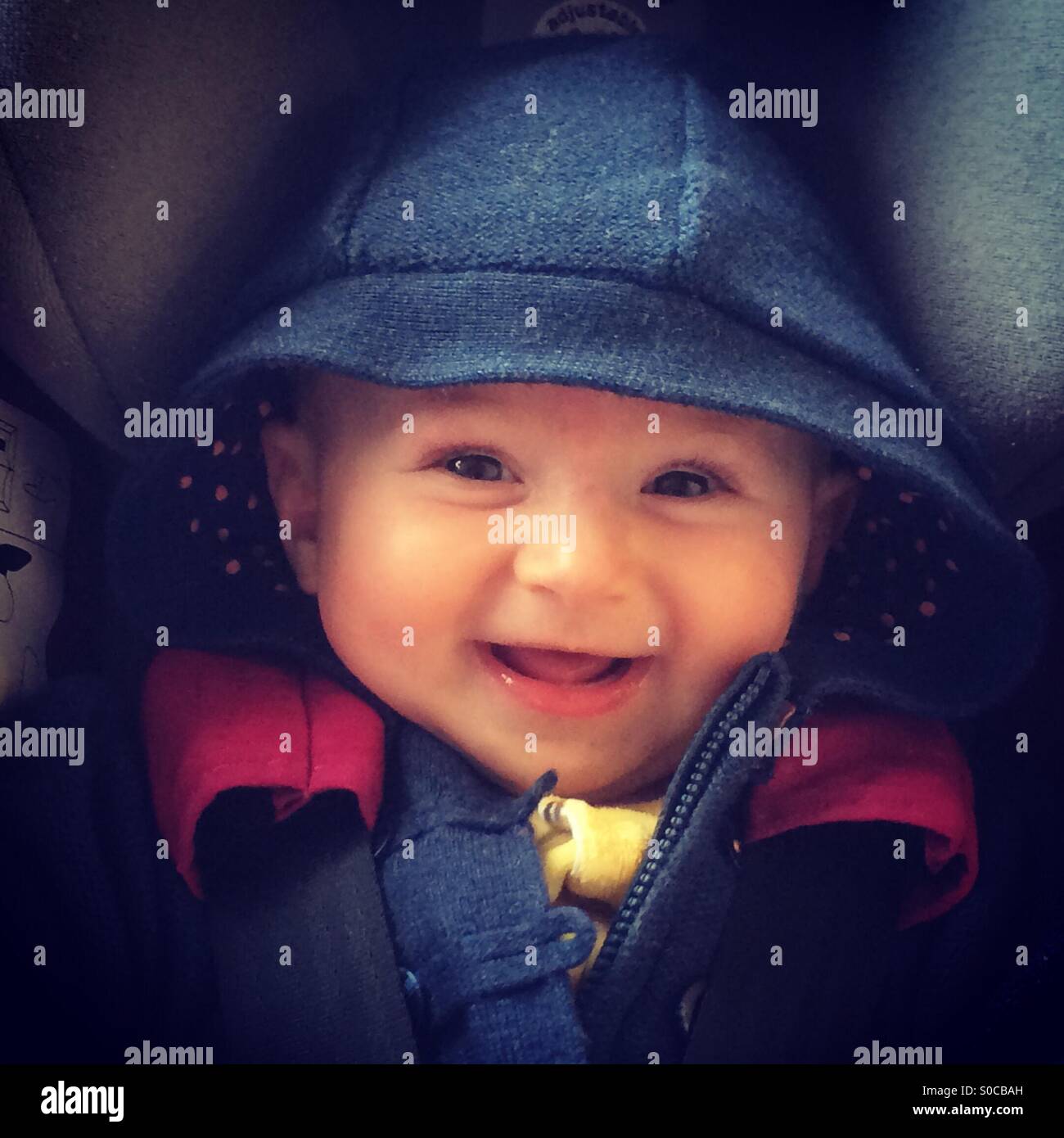 Kind im Kindersitz Lächeln Stockfoto