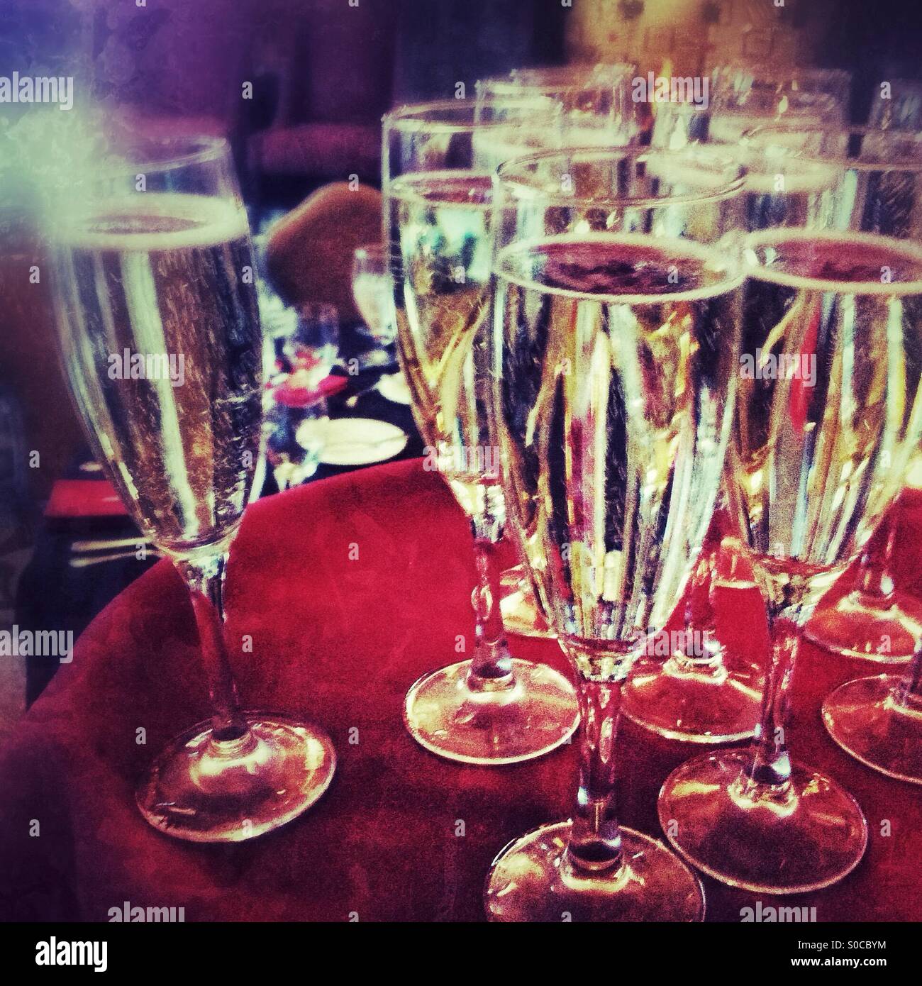 Tablett mit Champagner-Gläser - Smartphone-aufgenommenes Stockfoto