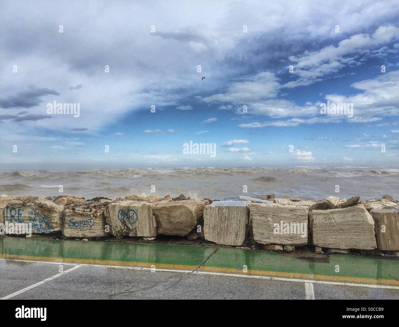 Stürmische Adria während einem Frühlingstag, März Monat, San Benedetto del Tronto, Italien Stockfoto