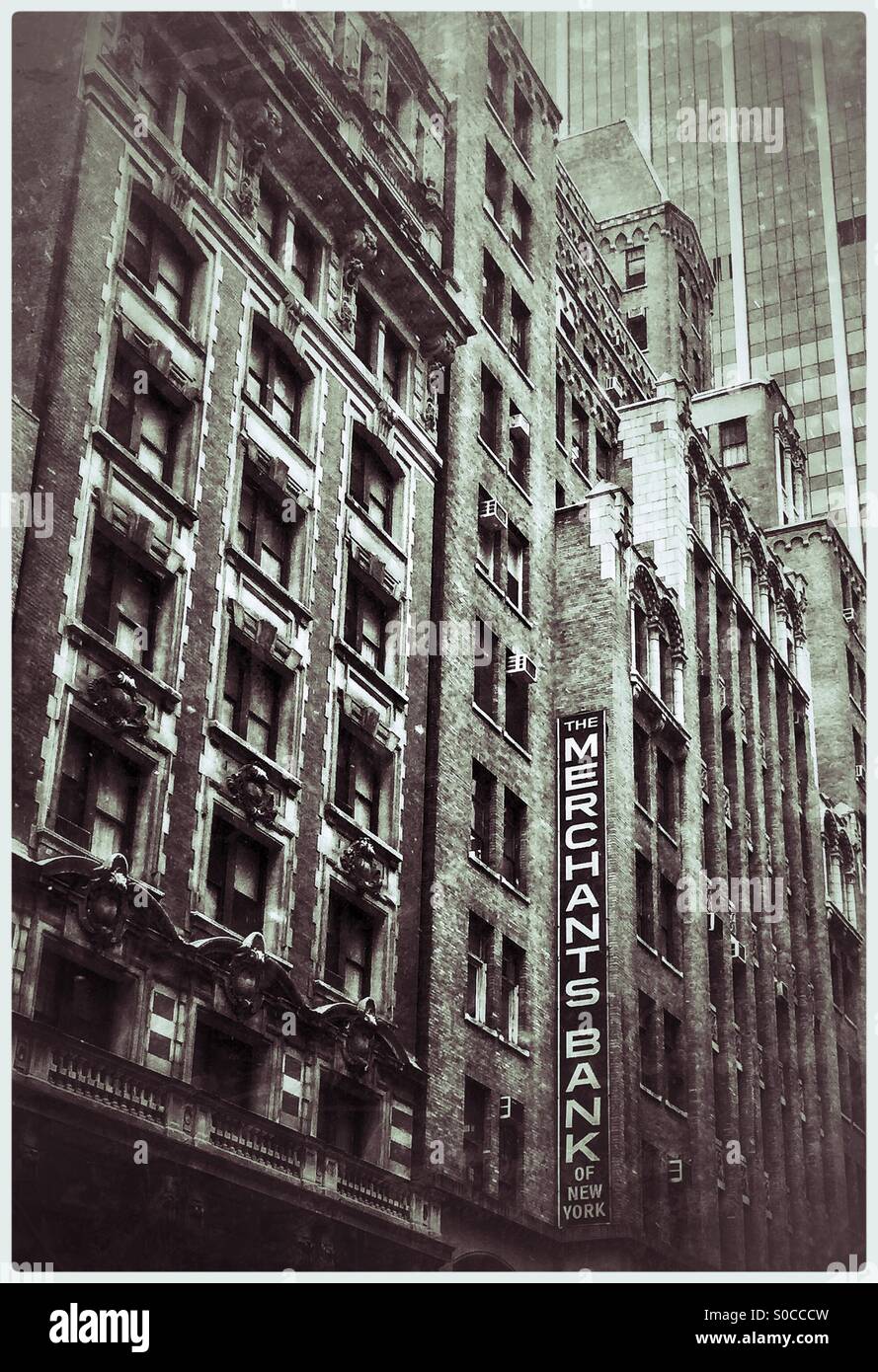 Merchant Bank von New York anmelden alt alt Baugrund mit Wolkenkratzer auf der Rückseite. Kreative Filter schwarz und weiß. Stockfoto