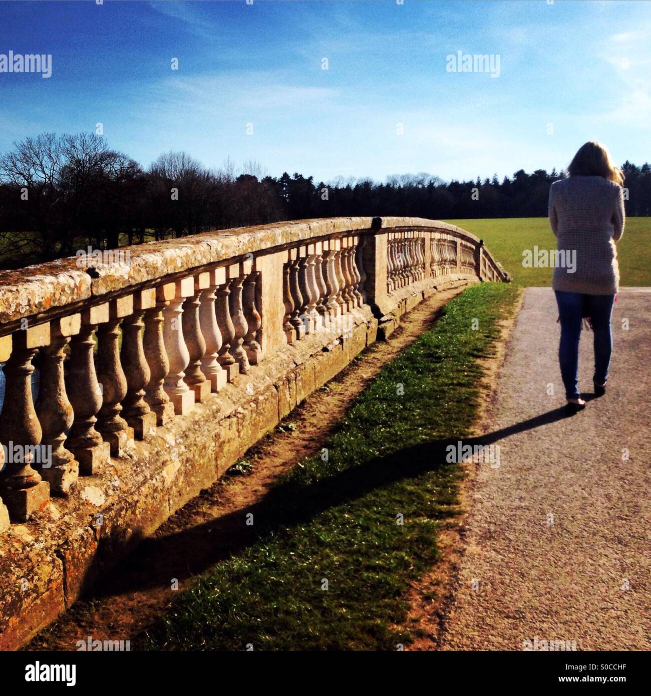 Mädchen zu Fuß über eine Brücke Stockfoto