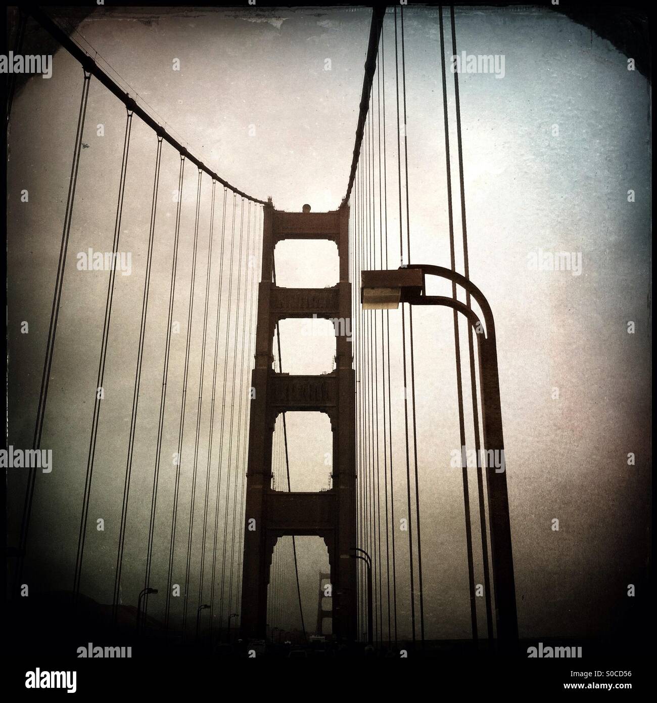 Tower of Golden Gate Brücke, San Francisco - Smartphone-aufgenommenes Stockfoto