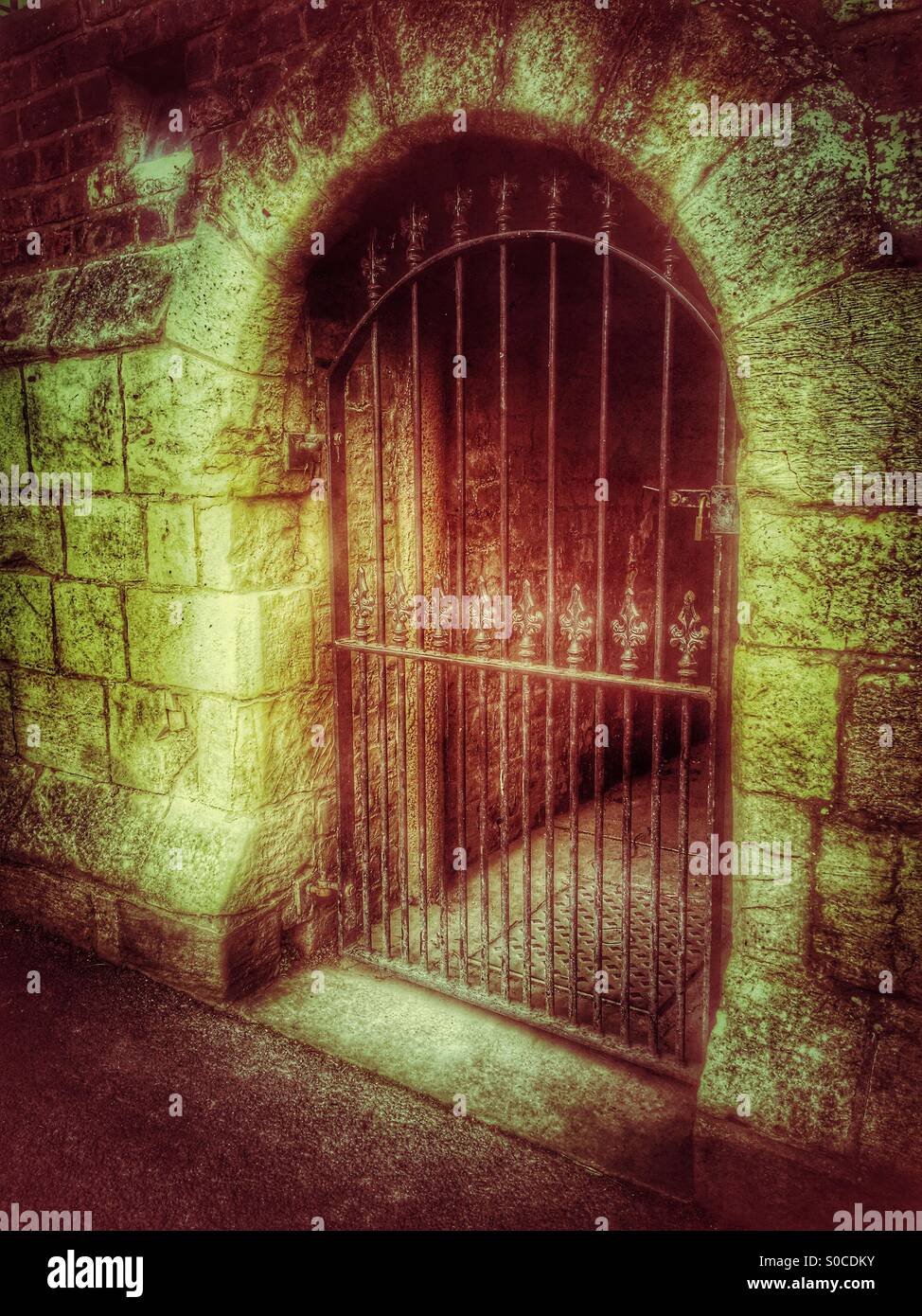 Metall-Gateway in einer Wand - Smartphone-aufgenommenes Stockfoto