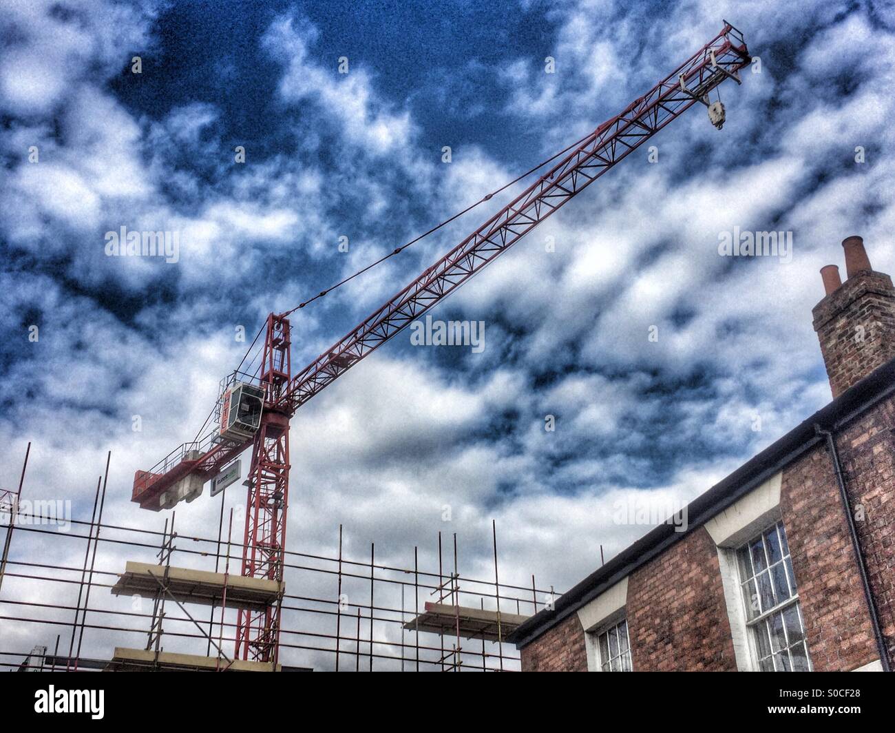 Baustelle mit hohen Turmdrehkran - Smartphone-aufgenommenes Stockfoto