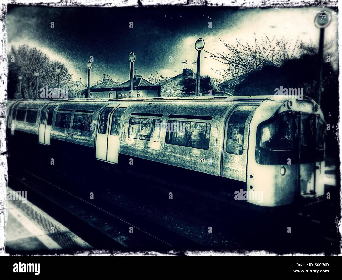 Piccadilly-Line-Zug Ankunft in Sudbury Town u-Bahnstation London Borough of Brent, North West London, England, Vereinigtes Königreich, Europa Stockfoto
