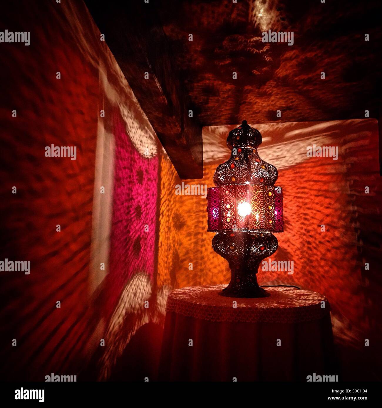 Eine farbige Lampe schmückt Horta da Vila Hotel in Alvito, Portugal Stockfoto