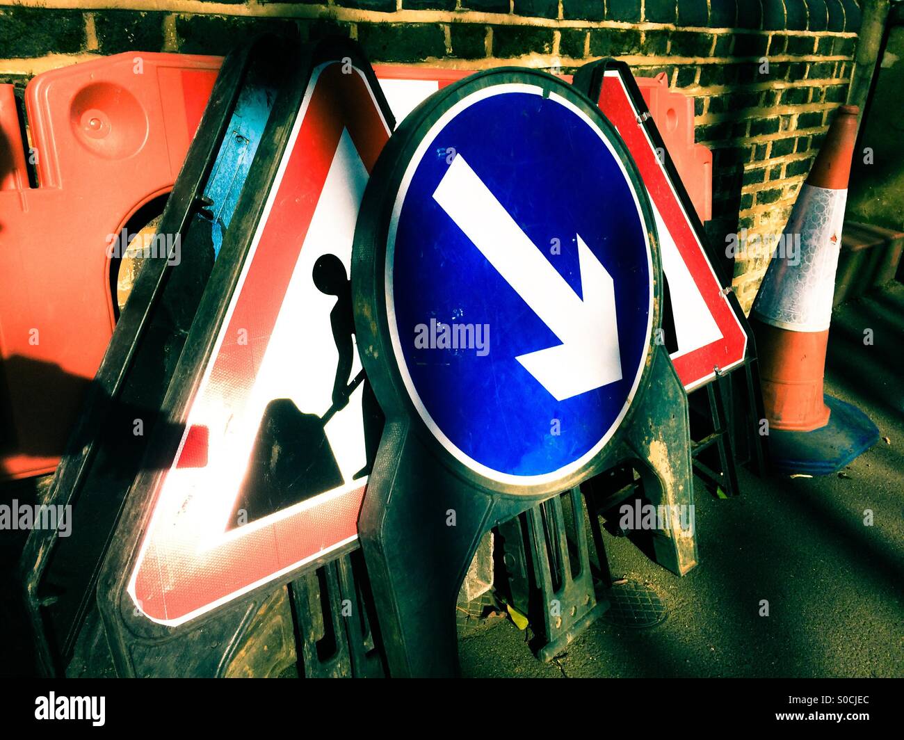 Verkehrszeichen und Zapfen Stockfoto