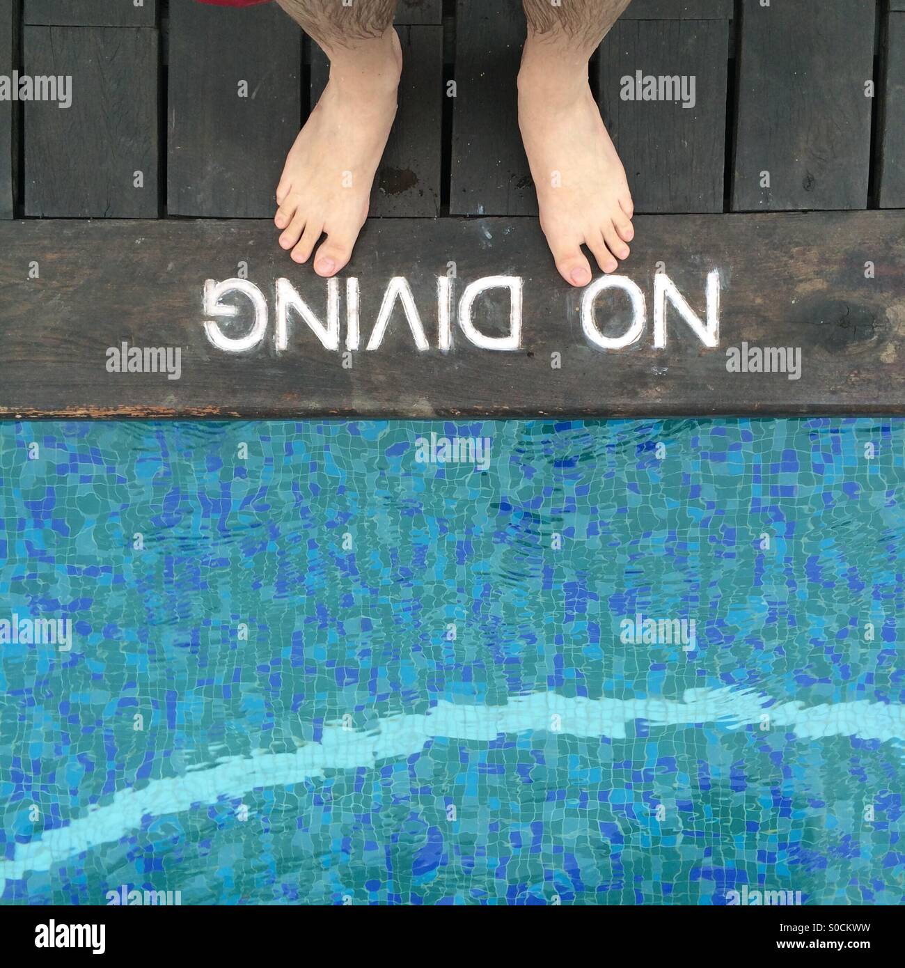 Zwei Füße tief Schwimmbadrand Stockfoto