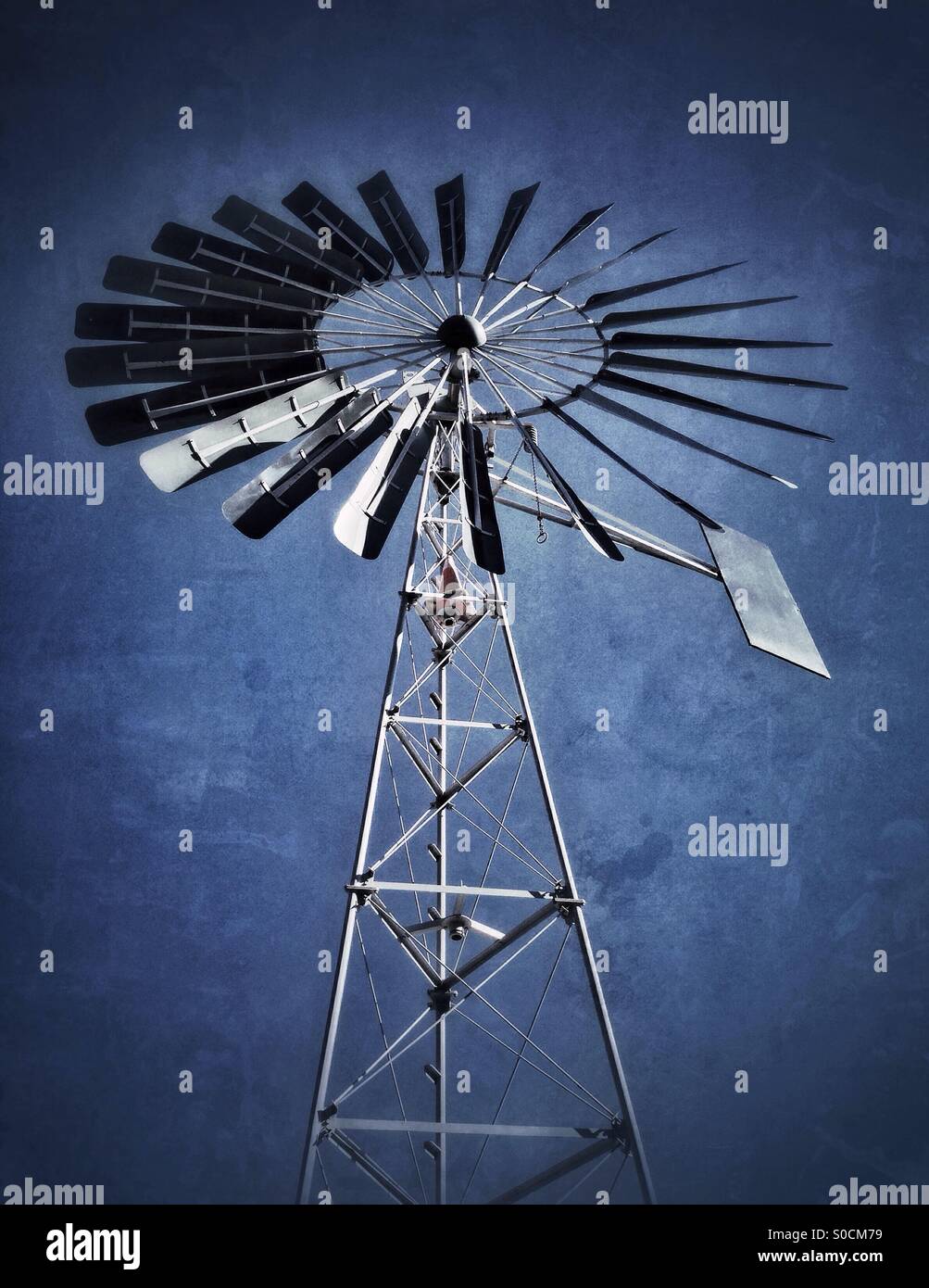 Windmühle vor blauem Himmel. Calgary, Alberta, Kanada. Stockfoto