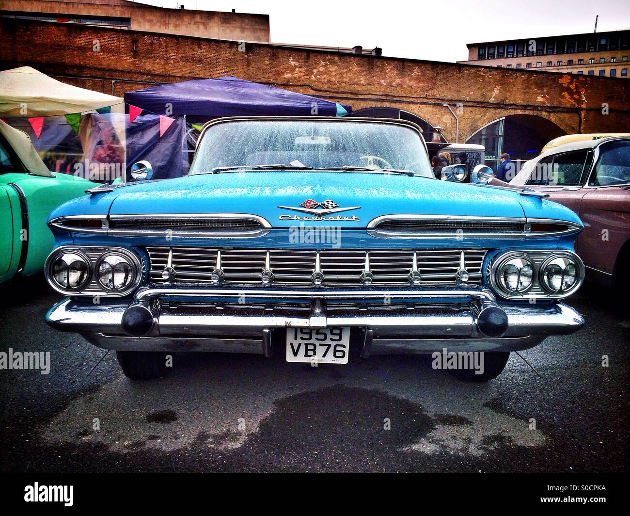 Einen blauen Chevrolet Oldtimer auf dem klassischen Flohmarkt Retro- und Vintage-Festival auf der South Bank, London, England. Stockfoto