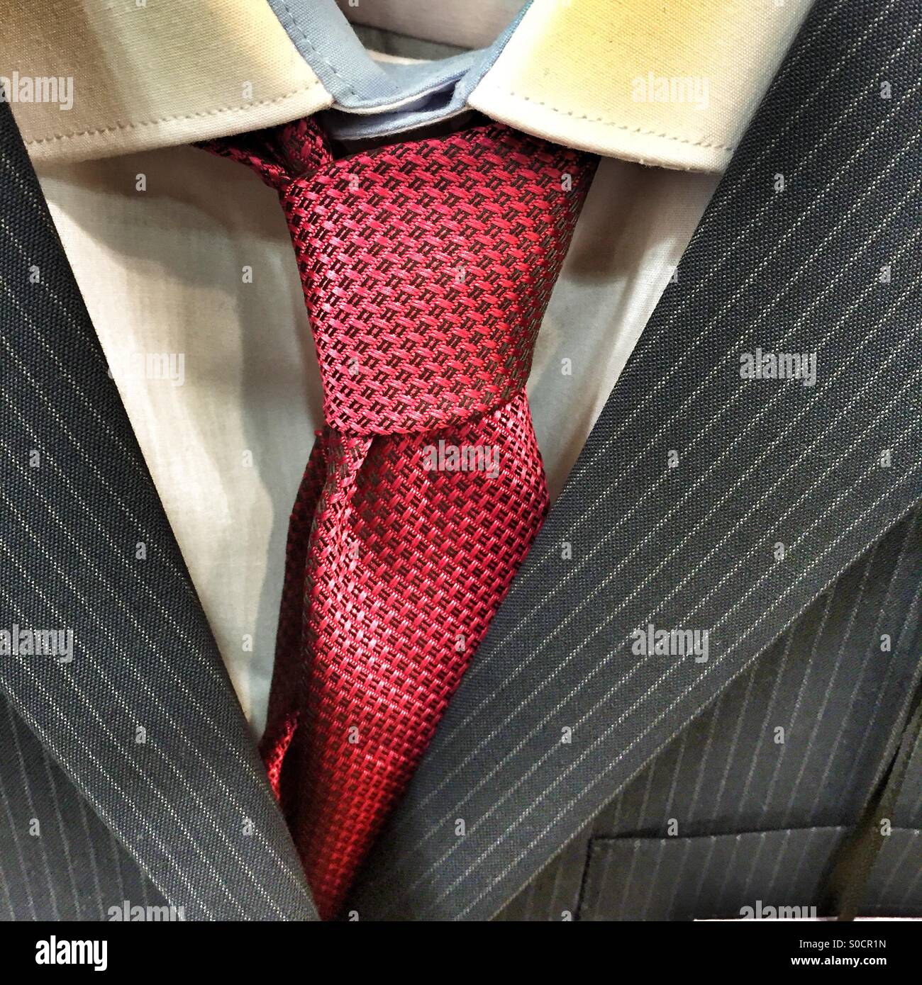 Anzug mit roter Krawatte Stockfoto