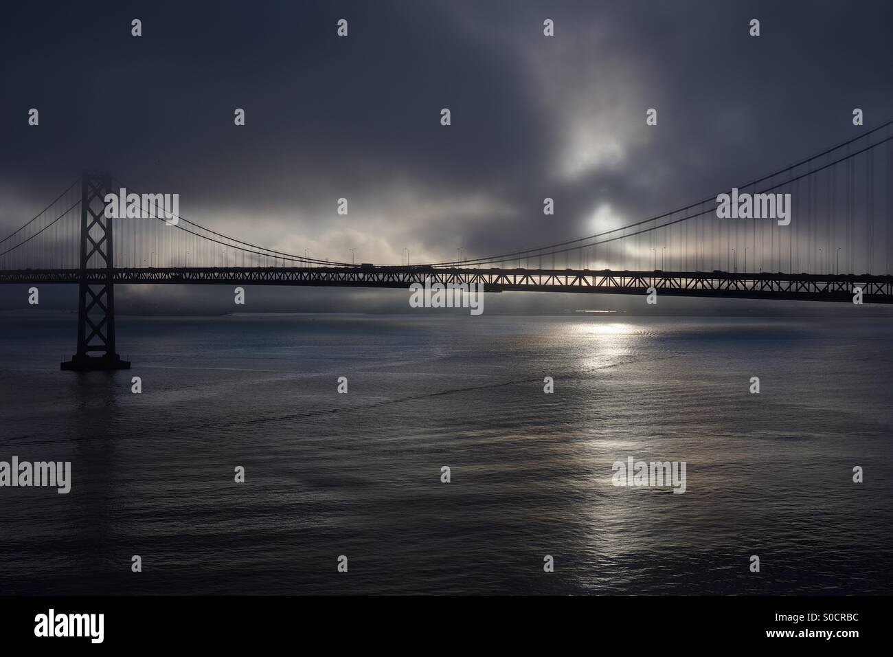 Bay Bridge im Morgennebel Stockfoto