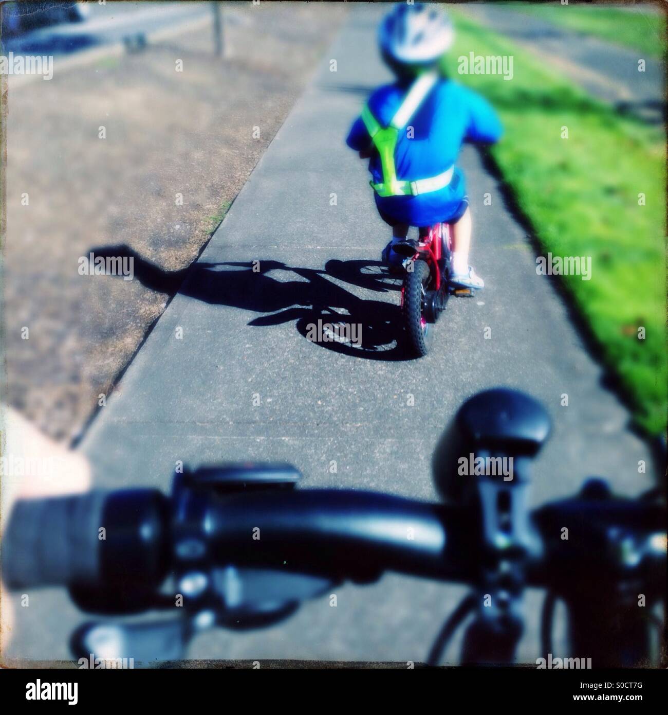 Kinder Reiten Fahrrad Bürgersteig Warnweste tragen Stockfotografie - Alamy