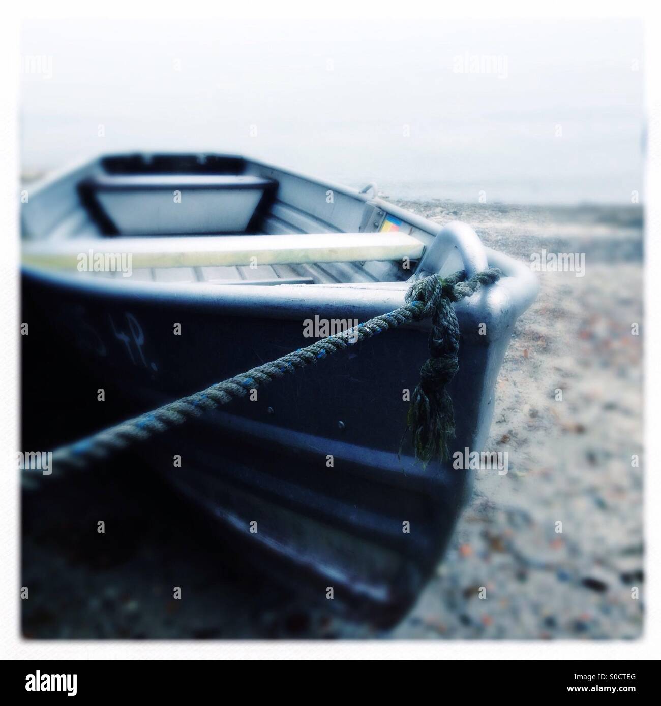 Ruderboot am Strand im winter - Smartphone-aufgenommenes Stockfoto