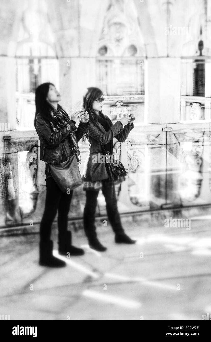 Japanischer Tourist in Mailand - Smartphone-aufgenommenes Stockfoto