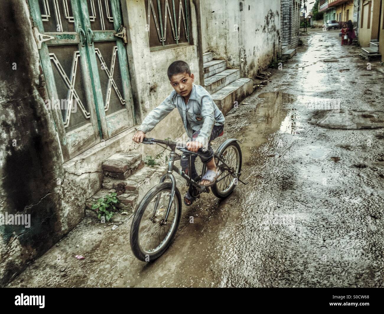 Junge Reiten Fahrrad in Kharian Punjab pakistan Stockfoto