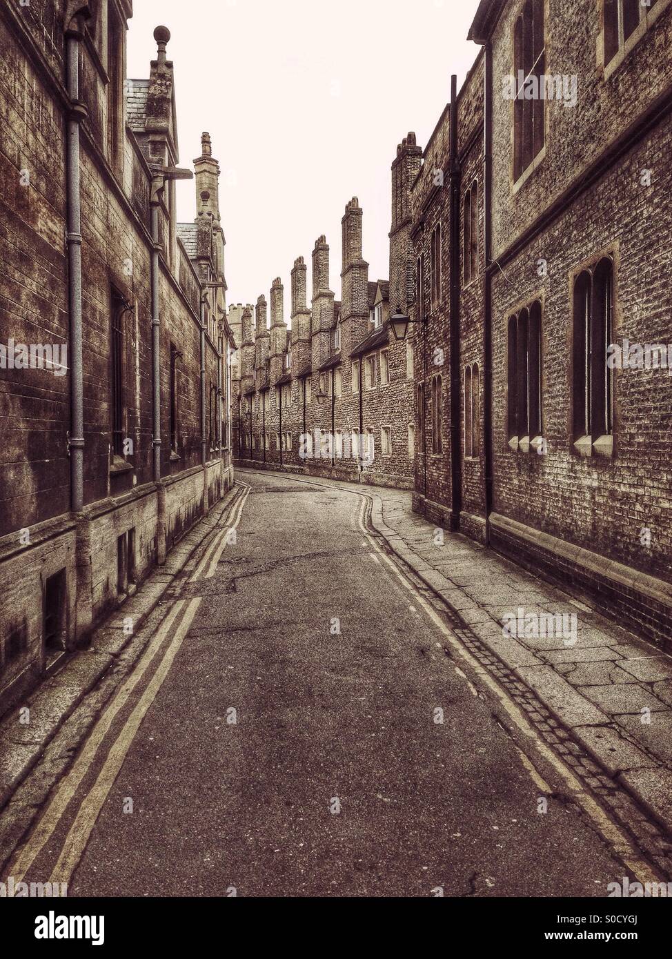 Ein Blick auf der Suche West nach Trinity Lane in Cambridge, England. Trinity Lane ist eine historische Gasse im Herzen von College-Bereich der Universität Cambridge. Auf der rechten Seite sind die Wände des Trinity College. - Smartphone-aufgenommenes Stockfoto