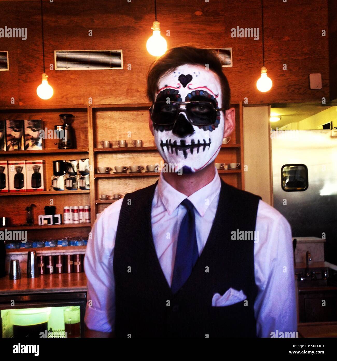 Barista mit Tag der Toten Maske Stockfoto