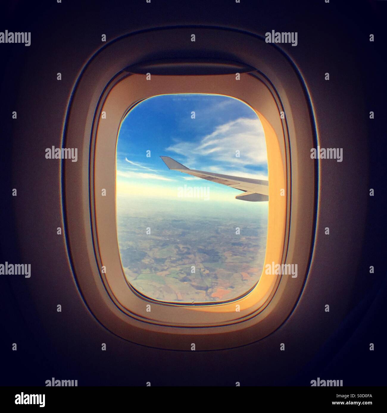 Blick durch ein Flugzeugfenster Stockfoto