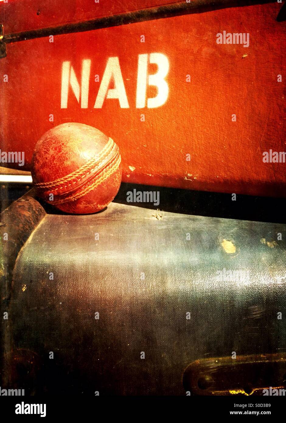 Nahaufnahme von Cricketball auf einem Stapel von Koffern Stockfoto