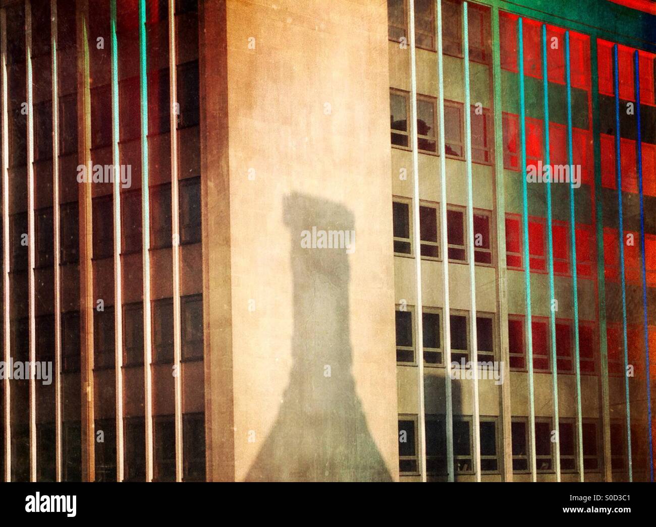 Flasche geformt Schatten auf Gebäude Stockfoto