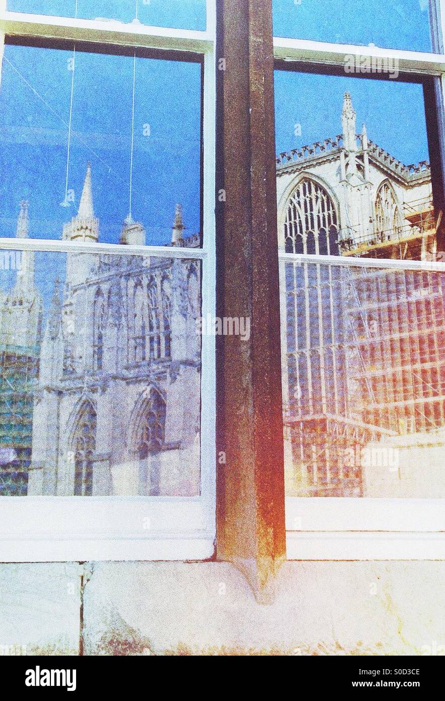 Reflexion des York Minster in einem Fenster Stockfoto
