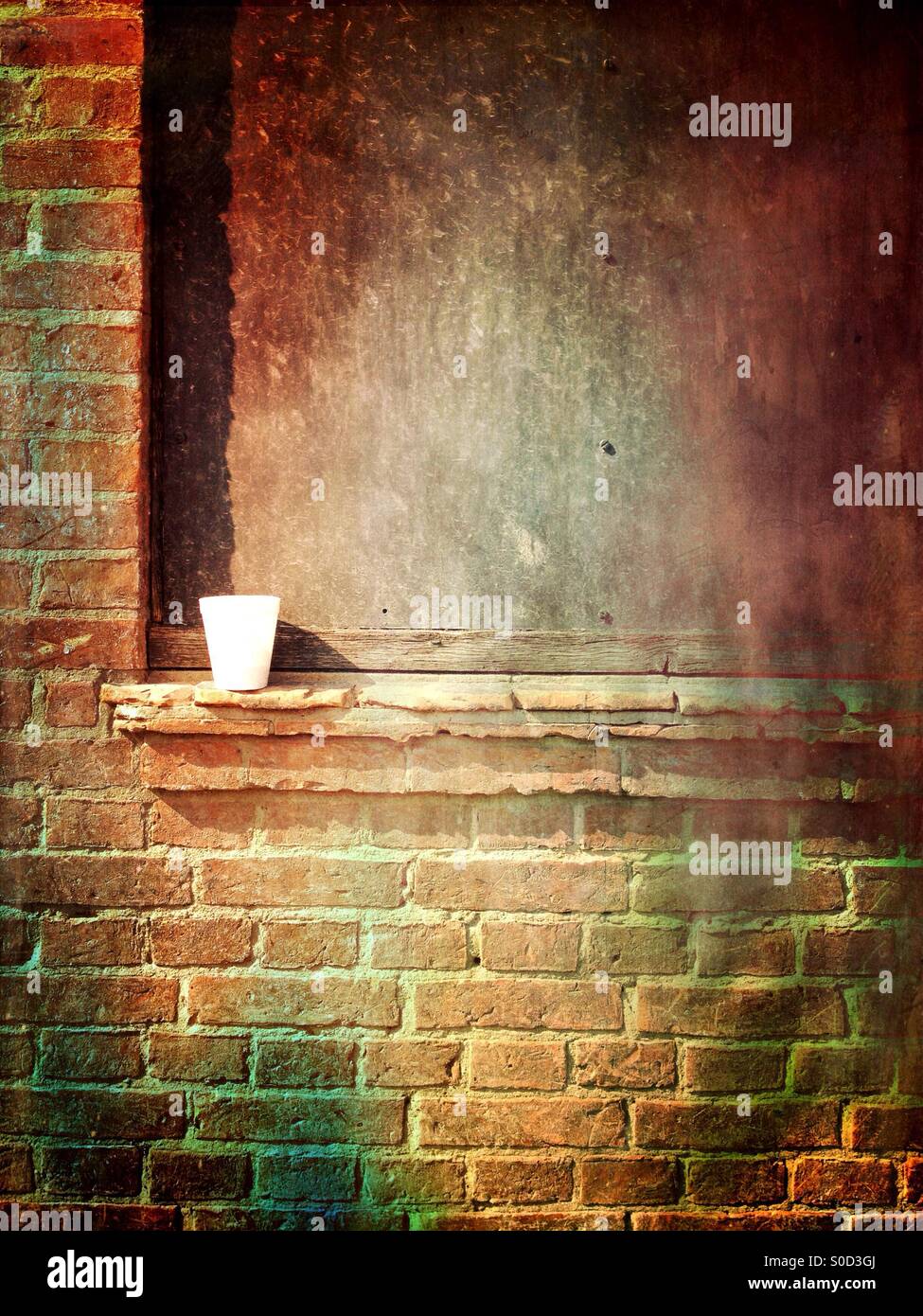 Isolierte Kaffeetasse auf einer Wand Stockfoto