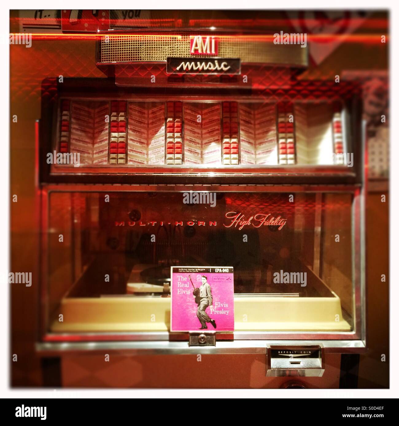 AMI Musikbox aus den 1950er Jahren mit einem Elvis Presley-Rekord im McHenry Museum. Modesto, Kalifornien, USA - Smartphone-aufgenommenes Stockfoto