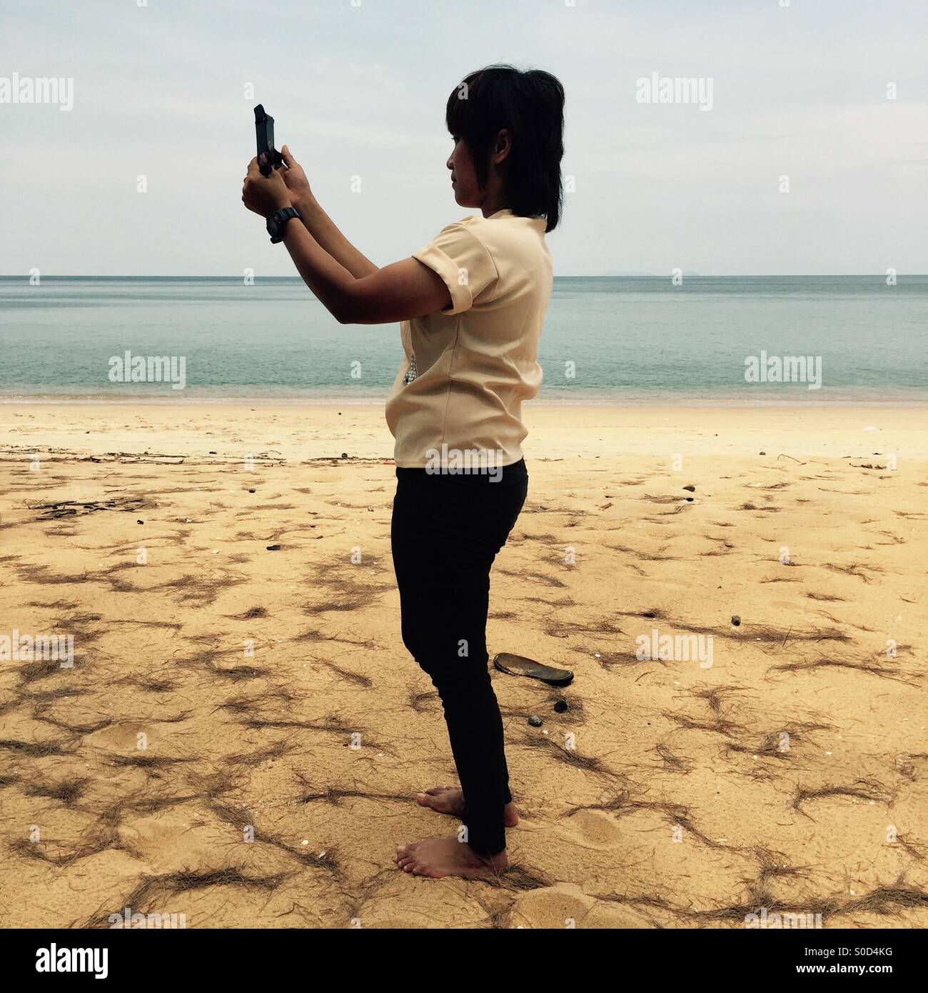 Thai Mädchen nimmt Telefon Snapshot auf Koh Libong Insel in Thailand Stockfoto