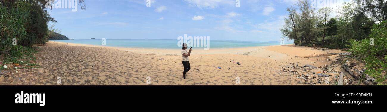 Panorama iPhone Foto Thai Mädchen fotografieren an einem Strand in Thailand Koh Libong Stockfoto