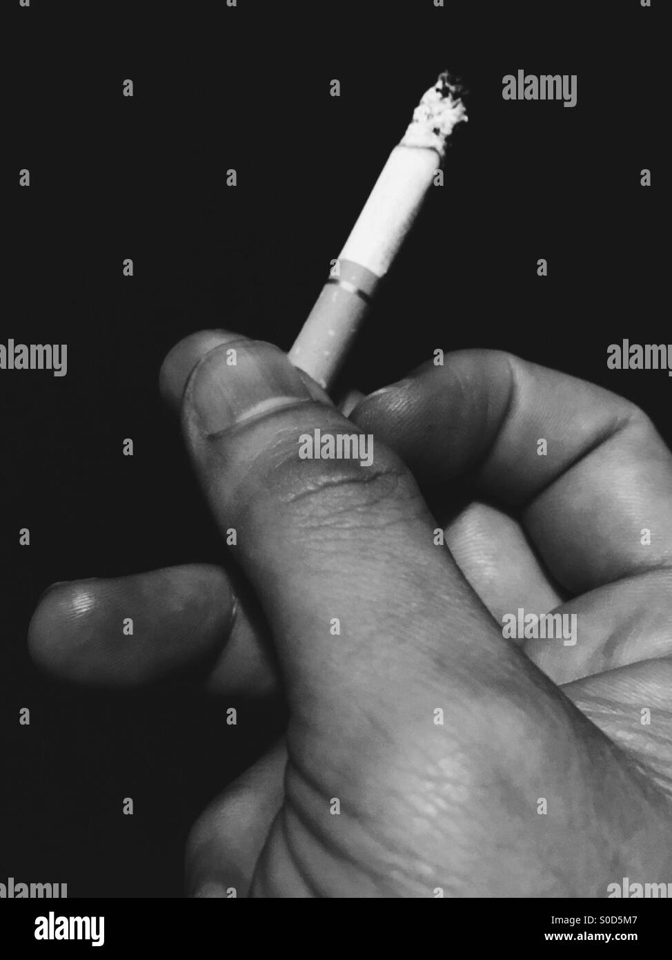 Zigarette rauchen. - Smartphone-aufgenommenes Stockfoto